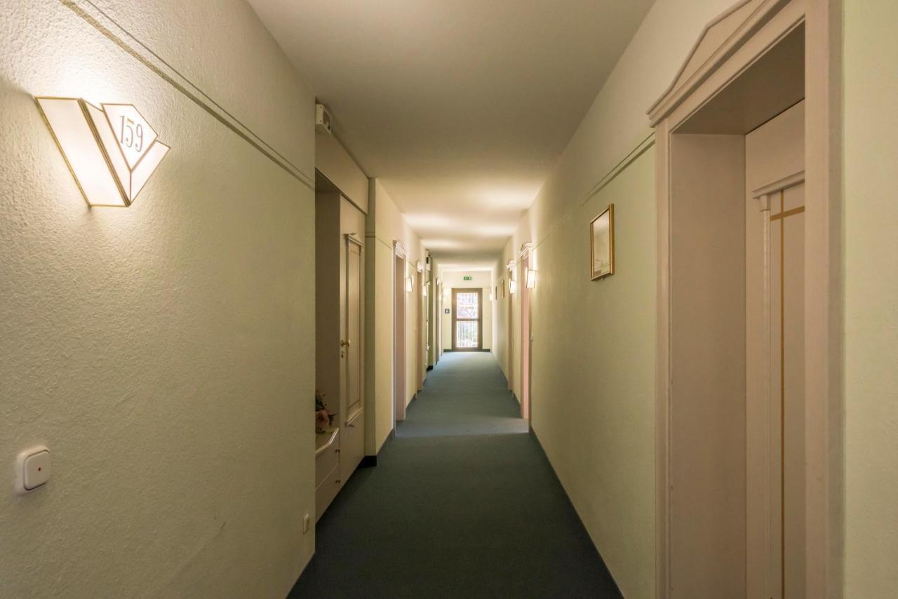 Hotel Am Schlosspark Исманинг Экстерьер фото