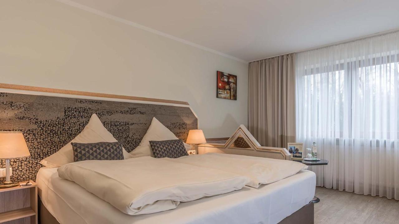 Hotel Am Schlosspark Исманинг Экстерьер фото
