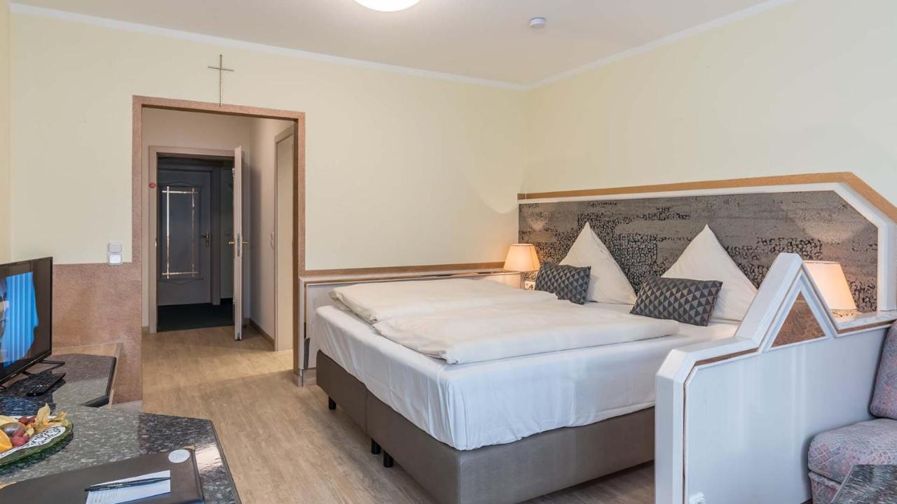 Hotel Am Schlosspark Исманинг Экстерьер фото