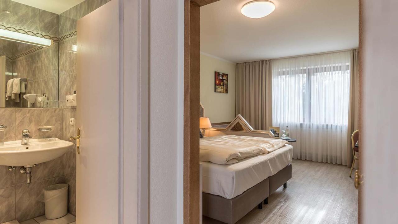 Hotel Am Schlosspark Исманинг Экстерьер фото