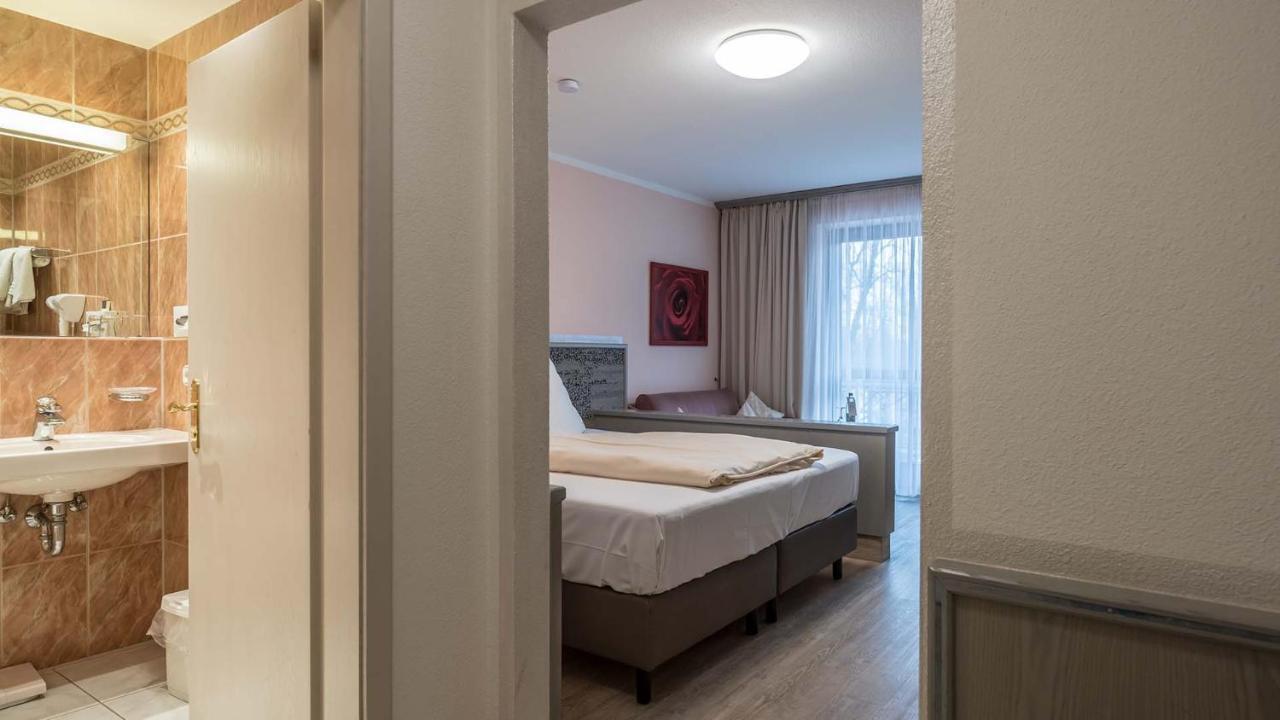Hotel Am Schlosspark Исманинг Экстерьер фото