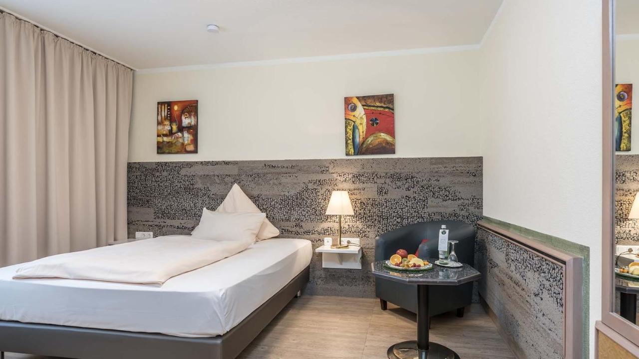 Hotel Am Schlosspark Исманинг Экстерьер фото
