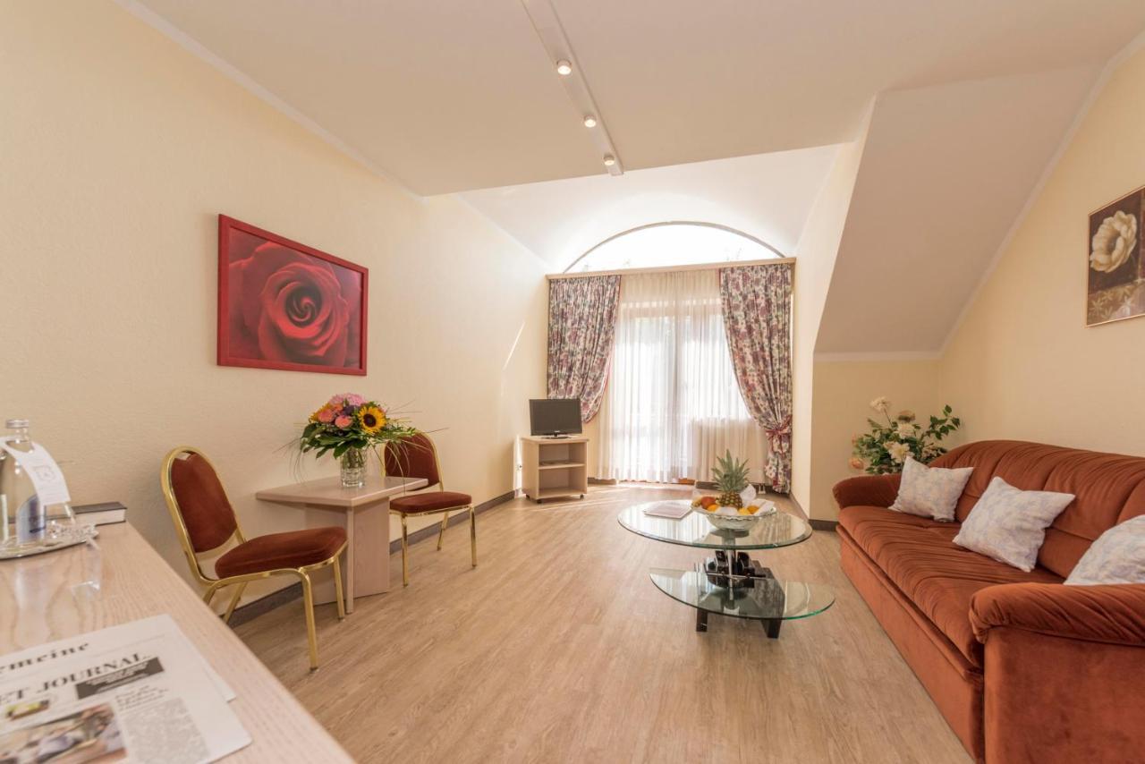 Hotel Am Schlosspark Исманинг Экстерьер фото
