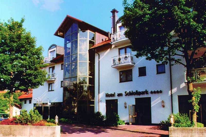Hotel Am Schlosspark Исманинг Экстерьер фото